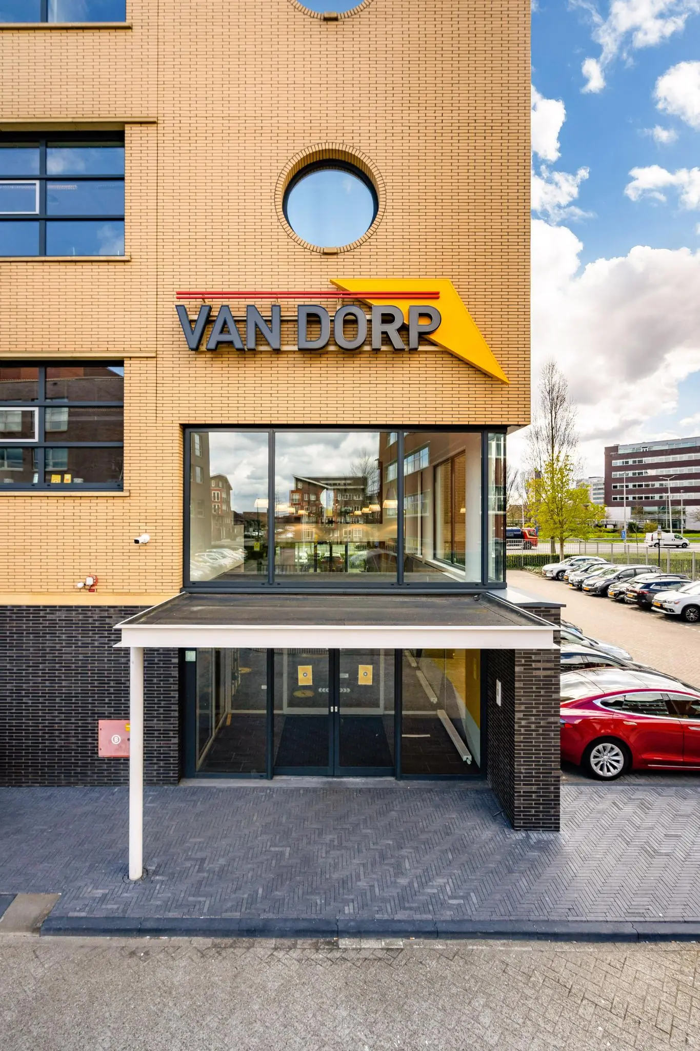 Voorgevel van het Van Dorp-kantoorgebouw aan de Fascinatio Boulevard met herkenbaar logo boven de entree.